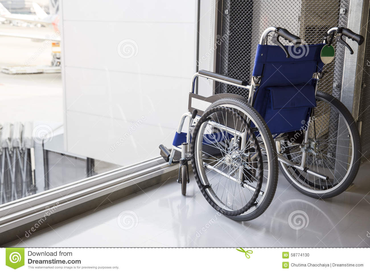 Инвалидное кресло в аэропорту
